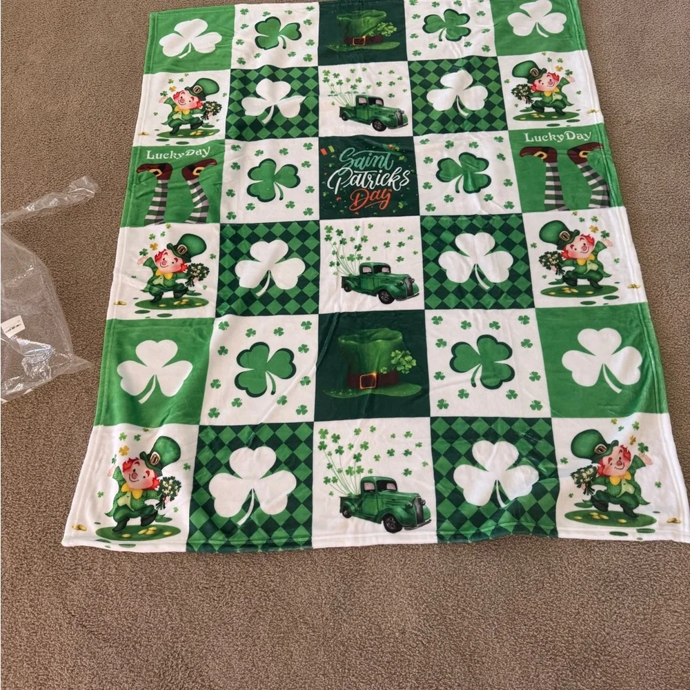 New- St. Patrick's Day Green Shamrock Blanket